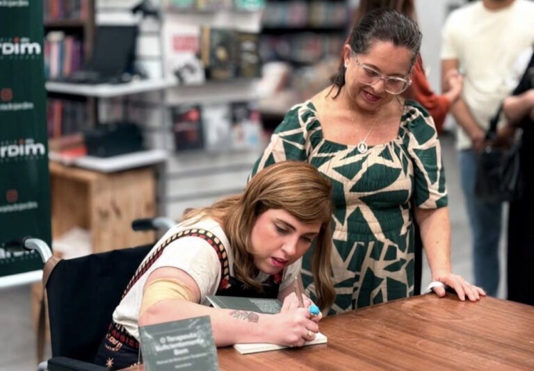 Entre livros, reencontros e superação: Mirela Borba emociona público no lançamento de seu sexto livro no Recife