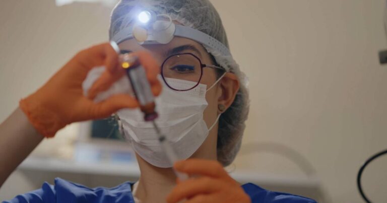 Dermatologista critica uso precoce de botox e aponta excessos na estética
