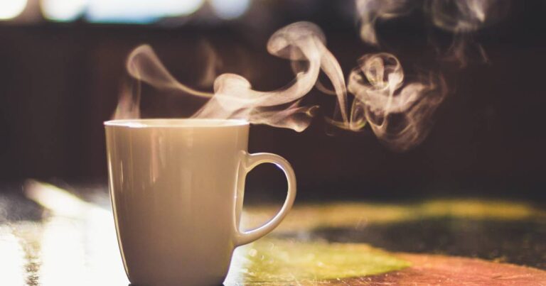 Hábito de tomar café ou chá em temperaturas elevadas pode aumentar risco de câncer, aponta pesquisa