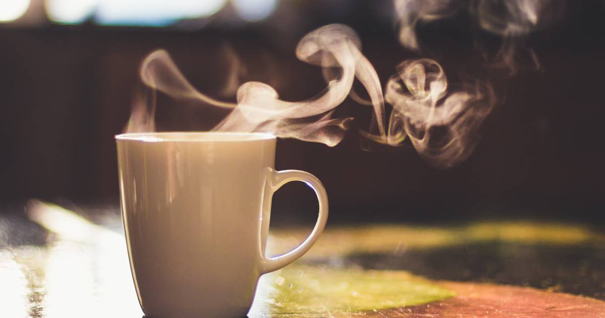 Hábito de tomar café ou chá em temperaturas elevadas pode aumentar risco de câncer, aponta pesquisa