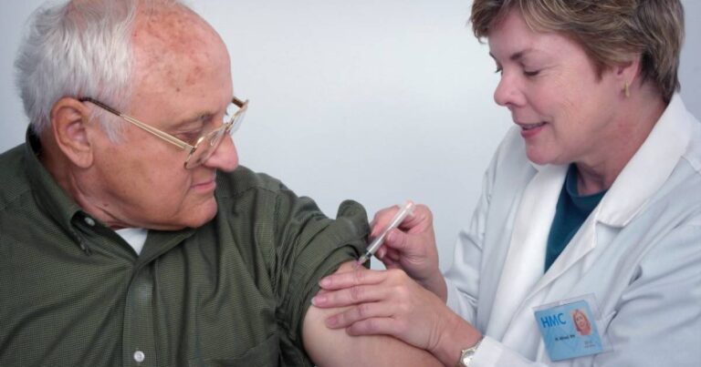 Nova vacina contra pneumonia e meningite será distribuída pelo SUS para idosos