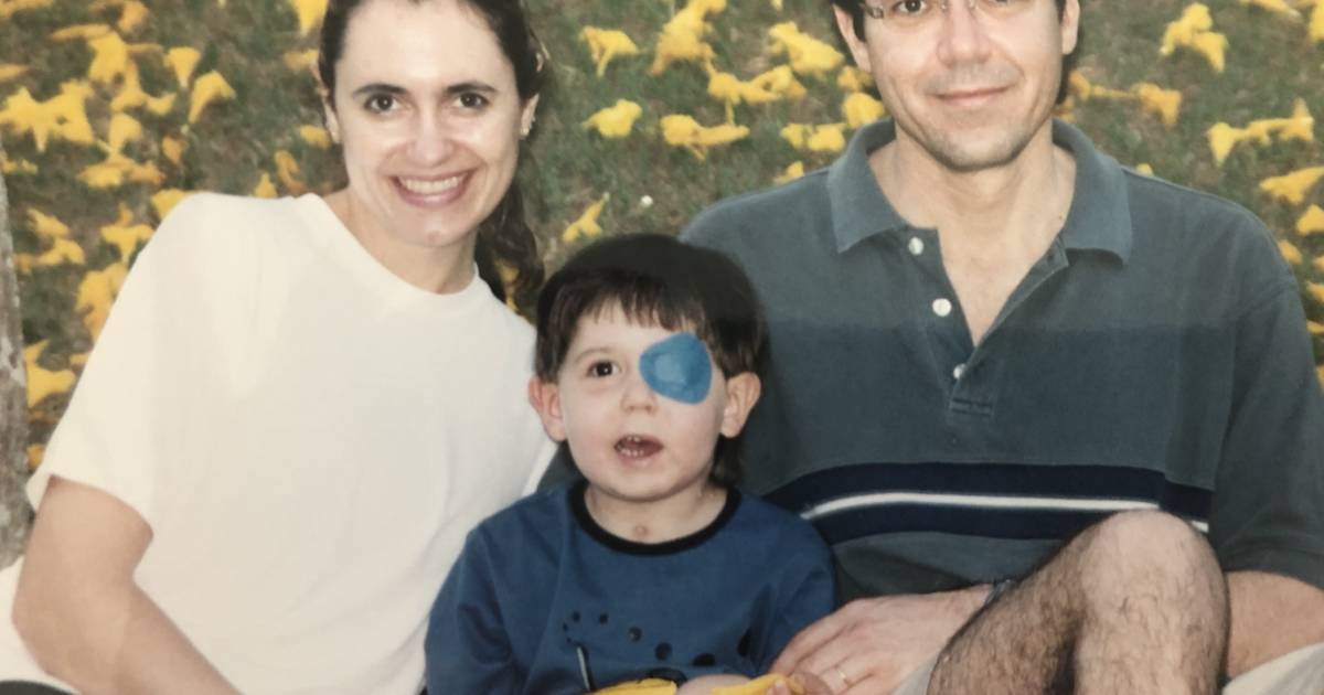 Em livro, pai relata jornada de dez anos do filho contra o câncer e aborda cuidados paliativos