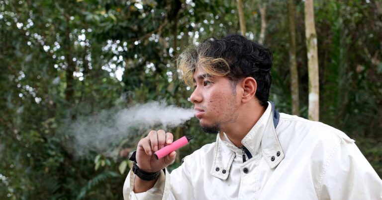 Tabagismo entre jovens avança e coloca em risco décadas de prevenção