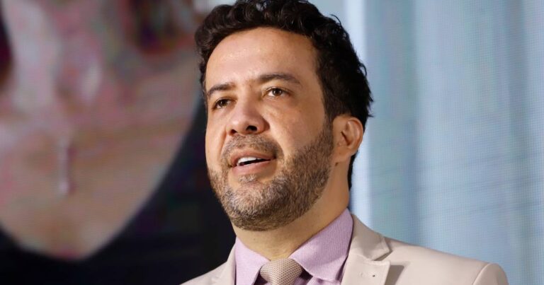 André Janones é internado em UTI devido a quadro de arritmia cardíaca; entenda as causas